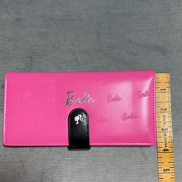 NWT Barbie X Miniso women’s pink limited edition embossed long wallet snap close - Picture 2 of 15